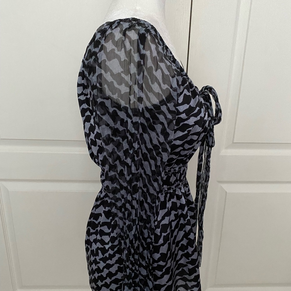 Karen Kane Gray and Black Geometric Print Top - Size Medium - Picture 6 of 14